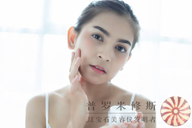 告別松弛肌膚困擾！這些美容儀幫你重塑年輕提拉！